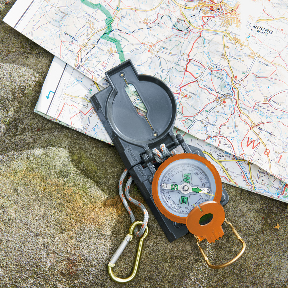 Kakovosten kompas in zemljevid v roke